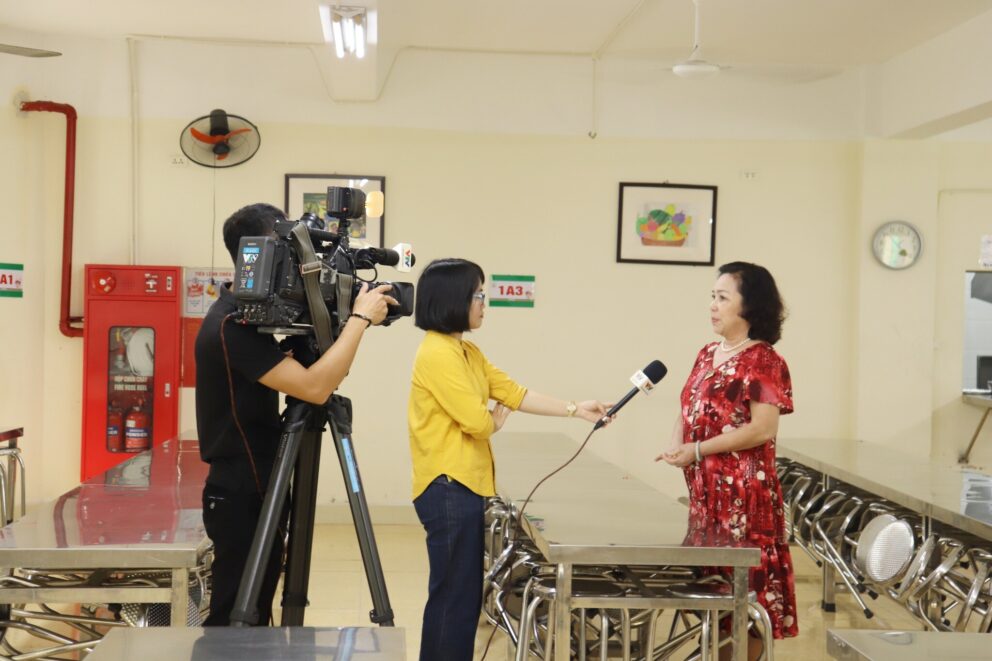 Cô Nguyễn Thị Thu Mai - Hiệu trưởng Nhà trường trả lời phỏng vấn của Đài truyền hình VTV1