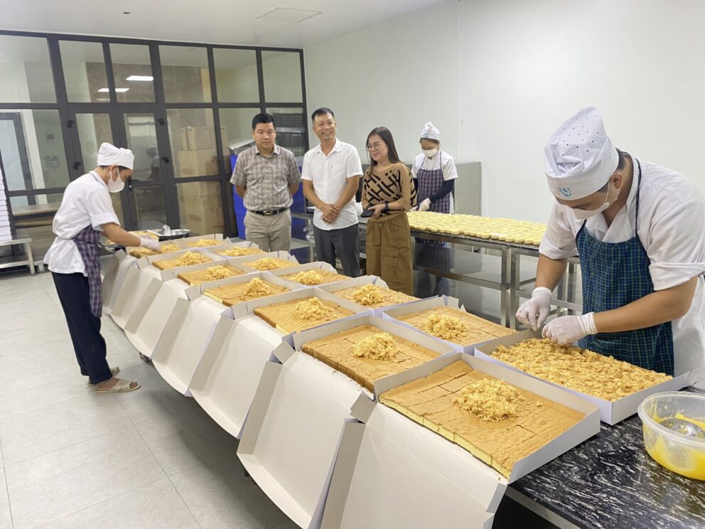 Đoàn đến kiểm tra cơ sở sản xuất bánh ngọt cung cấp bánh cho Nhà trường