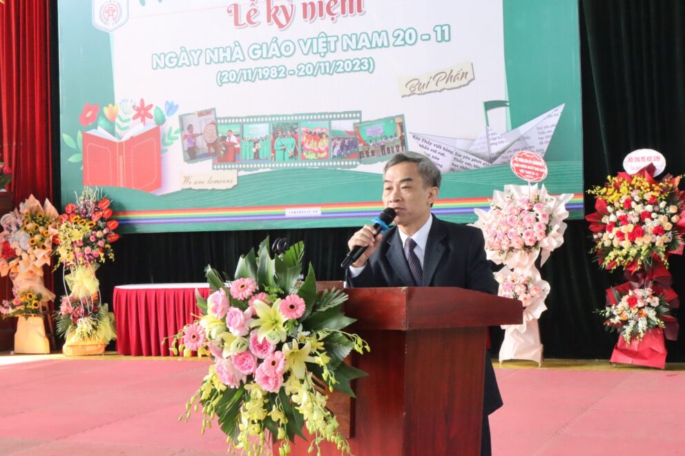 Thầy Nguyễn Thế Hùng – Hiệu trưởng trường THPT Trần Đại Nghĩa ( trường THPT Lômônôxốp Tây Hà Nội) phát biểu tại buổi lễ
