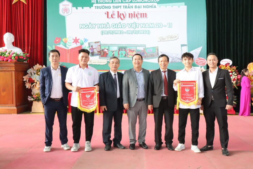 Trong buổi lễ kỷ niệm này, trường THPT Trần Đại Nghĩa đã trao giải thưởng cho các cá nhân và tập thể xuất sắc đạt giải trong 2 cuộc thi “Tìm hiểu kiến thức pháp luật” và Giải bóng đá nam học sinh năm học 2023 – 2024.