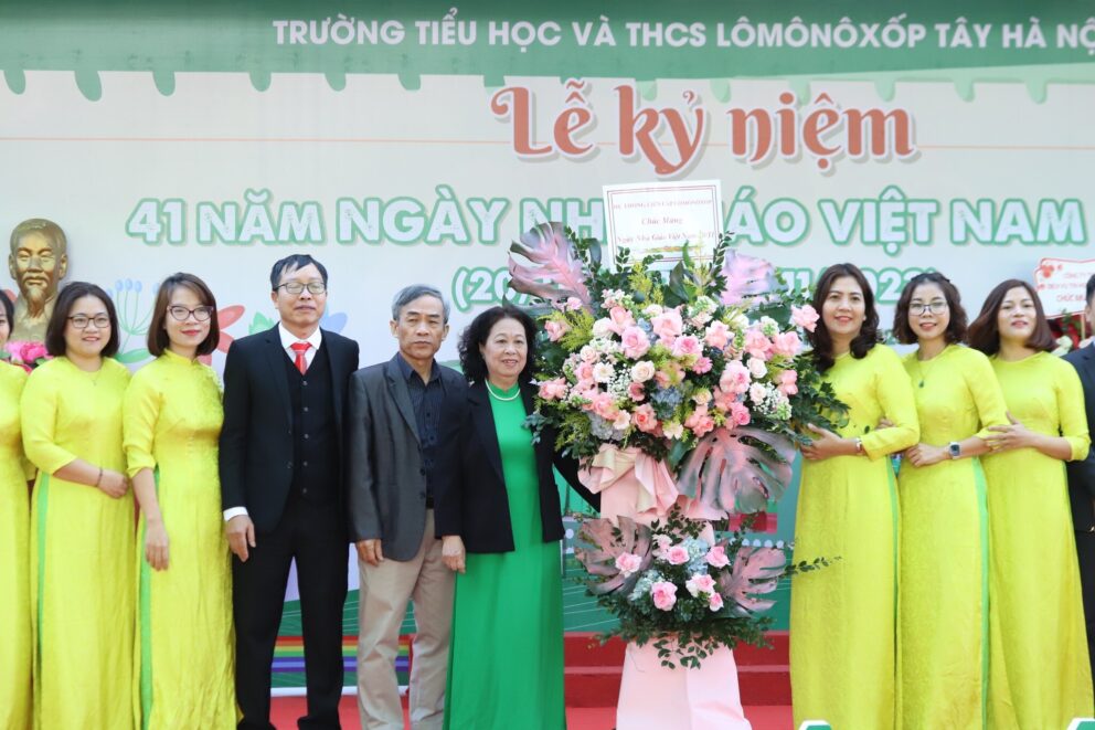Ban đại diện hội CMHS dành tặng lẵng hoa tươi thắm chúc mừng các thầy cô