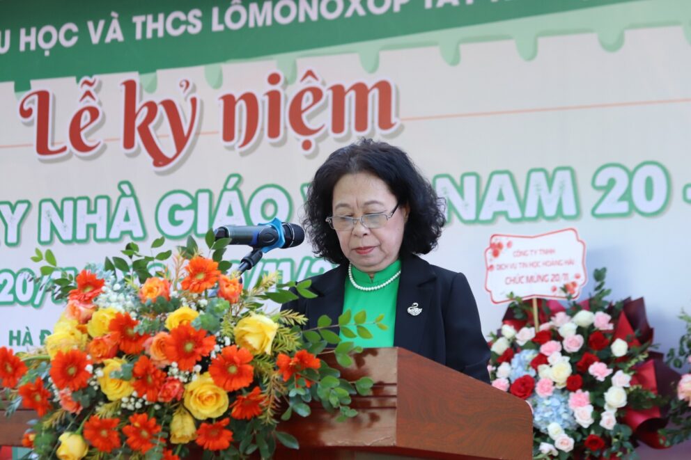 Cô Dương Ngọc Bảo - Hiệu trưởng Trường Liên Cấp Lômônôxốp Tây Hà Nội phát biểu tại buổi lễ