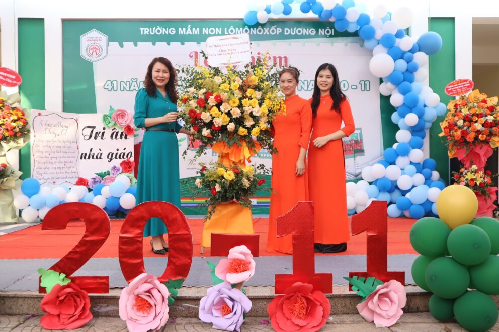 Bà Đỗ Hương Giang - Ủy viên Hội đồng quản trị cá độ bóng đá online
 tặng hoa cho thầy cô giáo trường Mầm non Lômônôxốp Dương Nội