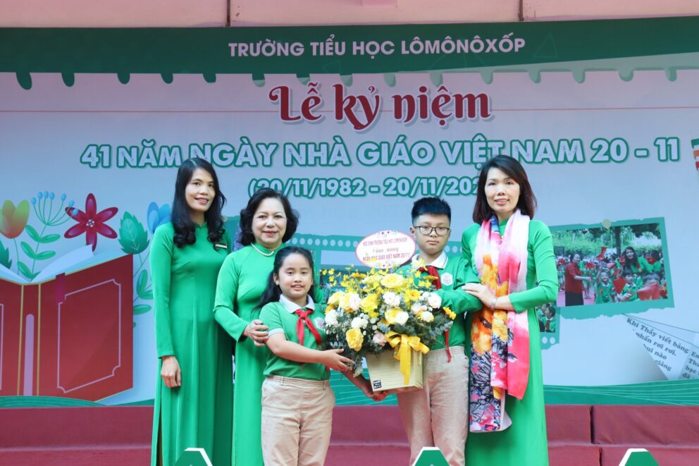 Lomoers gửi lời chúc và dành tặng lẵng hoa tươi thắm cho các thầy cô nhân ngày Nhà giáo Việt Nam 20/11